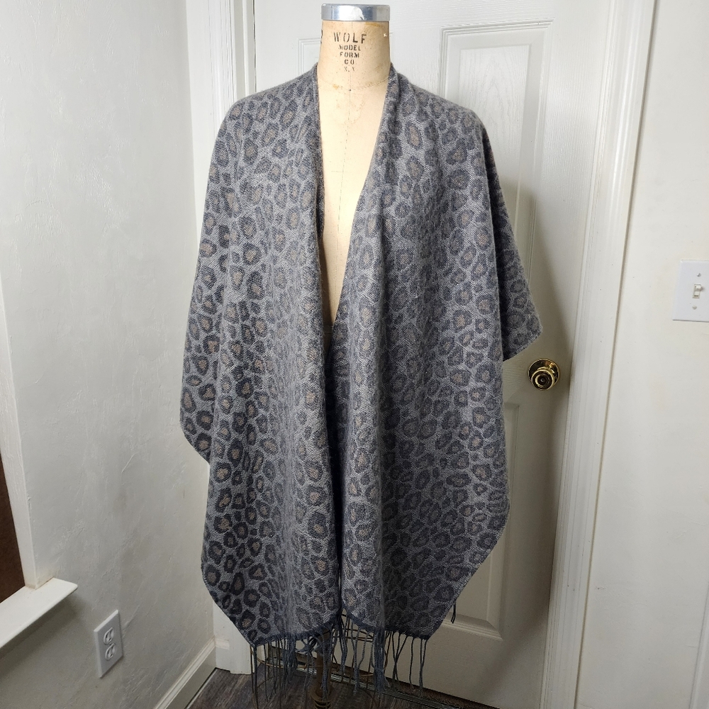 Gray Leopard Print Woolrich Shawl one‎ Size fringe trim womens